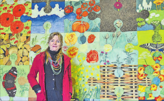 Künstlerin Christa Hunziker vor dem Werk: Das grossformatige Puzzle «Zämesetzi» ist ein Spiegel der Natur. (Bild: aw.)
