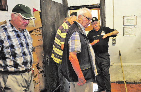 Augenschein beim Wasserrad: Rudolf Sandmeier erklärt den Besuchern die Antriebstechnik. (Bilder: msu.)