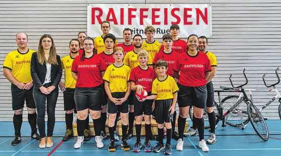 Der Velo-Club Schöftland präsentiert stolz seine beiden neuen Vereinsdresses in den Varianten rot und gelb. Mit im Bild: Anja Hürzeler, Marketingverantwortliche der Raiffeisenbank Reitnau-Rued. (Bild: zVg.)