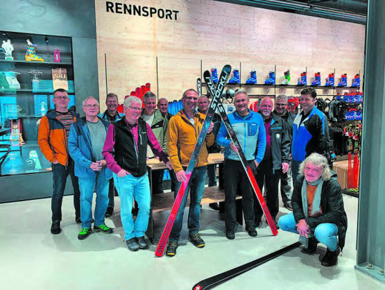 Die Männerriege Unterkulm während ihres Besuches in der Firma Stöckli. (Bild: zVg.)