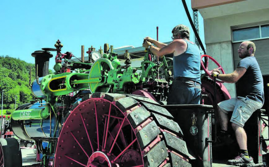 Ein technisches Wunderwerk: Die beiden Traktorfahrer haben nicht nur beide Hände voll zu tun, sie müssen zudem ihre Augen immer und überall offen halten. (Bilder: st.)