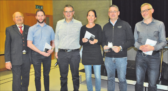 Die Schulpflege wurde geschlossen von Peter Stadler (li.) verabschiedet: Yves Jaccaud, Jost Waldispühl, Isabelle Kyburz, Philippe Dupont und Stefan Kohler. (Bilder: st.)