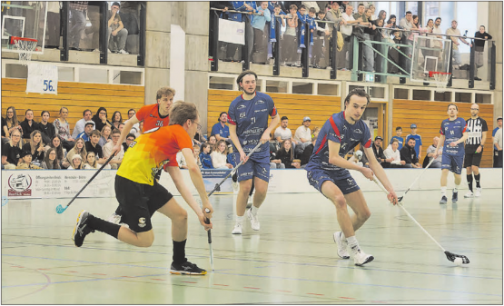 Lok Reinach – hier mit Benjamin Reidy (links) und Jamie Doyle – konnte beim entscheidenden 5. Playoff-Fight auf lautstarke Unterstützung von den Rängen zählen. (Bild: Roland Jaus)