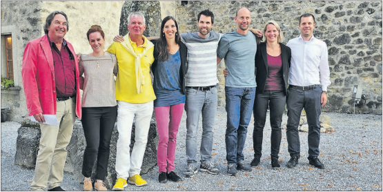 Startschuss zum Freilichttheater Seetal im Schlosshof Hallwyl (von links) Peter Voellmy (Berater), Laura Bendixen (Homepage), Jürgen Sahli (Medienfachmann), Anne-Käthi Kremer (Moderatorin Tele M1, Sekretariat), OK-Präsident Andi Fey, Martin Sandmeier, Andrea Barth (Sekretariat) und David Fischer (Finanzen). (Bild: msu.)