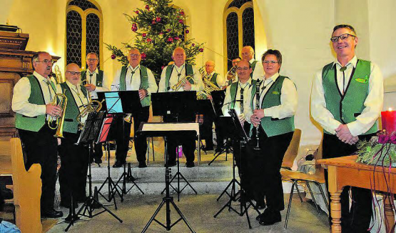 Unter dem Weihnachtsbaum: Eine aufgestellte Schar Musikanten und eine Musikantin völlig entspannt nach einem gelungenen Konzert. (Bild: st.)