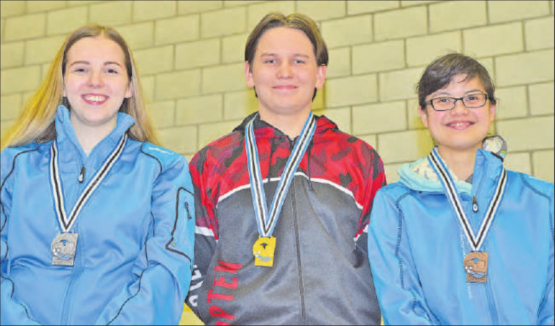 Der Burger Geri Zoller siegte im Final der Gewehrelite vor den favorisierten Selina Koch (links) und Darunee Frossard von den Sportschützen Wettingen-Würenlos. (Bild: wr)