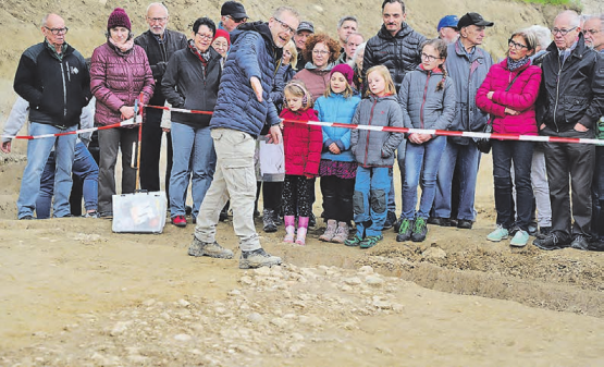 Interessiertes Publikum mit gespitzten Ohren: Viele Interessierte hörten in der Baugrube in Muhen den Erläuterungen von Ausgrabungsleiter Beat Wigger zu, der hier über einen alten Gehweg berichtet. (Bilder: Remo Conoci)