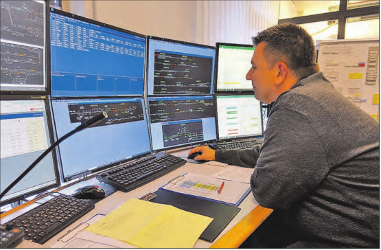 Roland Hochstrasser ist mit Herzblut Fahrdienstleiter: Langweilig wird es nie: «Ich weiss nie, was mich bei der Arbeit erwartet». (Bilder: René Fuchs)