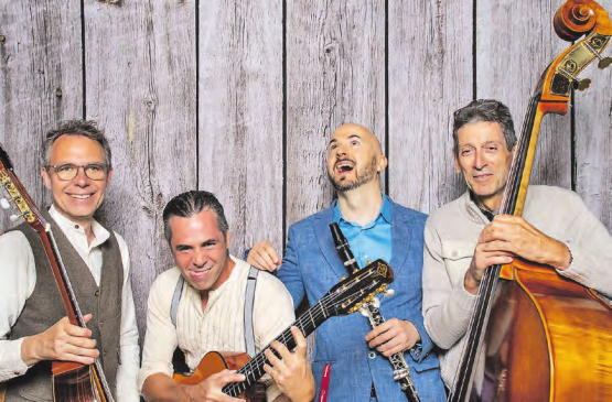Entführen ihre Zuschauer in eine andere Zeit: Die Gitarristen Dani Zürcher und Christian Ruh, der Klarinettist Simon Wyrsch und der Kontrabassist Augustin Maissen. (Bild: zVg.)