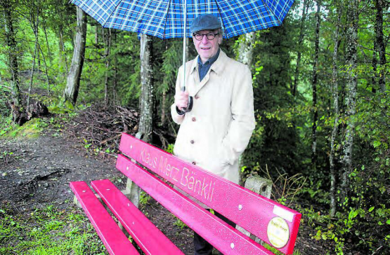 Schriftsteller Klaus Merz mit «seinem» Bänkli. (Bilder: rms)