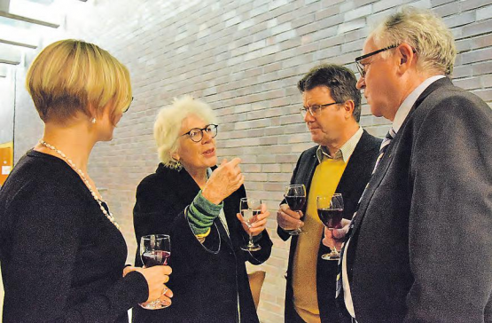 Auch beim Apéro herrscht gesellige Harmonie: Auf diese Möglichkeit der Begegnung will man in Hirschthal keinesfalls verzichten. (Bild: st.)