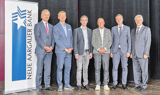 14. KMU-Anlass der Neuen Aargauer Bank (NAB) in Kooperation mit dem AGV (v.l.): Roberto Belci, Leiter Private Banking-, Privat- und Firmenkunden NAB, Philipp Wetzel, Chief Digital Officer AMAG,Andreas Amstutz, CEO Sharely, Moderator Kurt Aeschbacher, Dr. Peter Grünenfelder, CEO Avenir Suisse und AGV-Präsident Kurt Schmid. (Bild: pd.)
