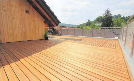 R. Steiner AG, Oberkulm: Ein neues Terrassendeck aus Holz bietet viel fürs Auge. (Bilder: zVg.)