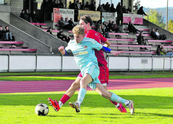 Der Schöftler Ben Jäggi, hier im Zweikampf mit Zofingens Loris Aversa, musste nach nur 40 Minuten mit Gelb-Rot vom Platz. (Bild: Otto Lüscher)