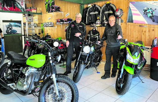 Vier Jahrzehnte für alles auf zwei Rädern: Stefan Heher (links) und Roli Schüpfer im Ausstellungsraum ihres Geschäfts H&S Motos in Rickenbach, das sie nun in neue Hände übergeben wollen. (Bilder: uke / zVg.)