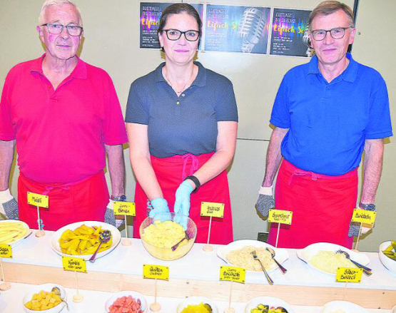 Platzierten sich hinter der Beilagenauswahl: Mitorganisator Bernhard Aeschbach, Buffetverantwortliche Denise Essig und Co-Präsident Paul Hufschmid. (Bild: aw.)