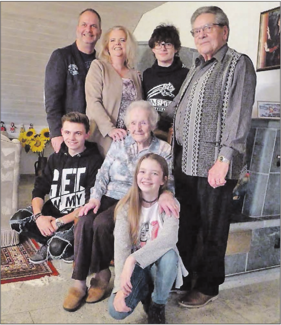 Die «Grossfamilie gratuliert»: h.v.l.:Schwiegersohn Robertus Hilgers,Tochter Walburga Hilgers-Waller, Enkel Jean-Daniel, Ehemann Hans Waller; v.v.l.: Enkel Rubinho, Geburtstagsjubilarin Walburga Waller-Lütolf, Enkelin Géraldine. (Bild: zVg.)