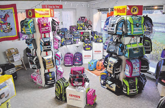 Sie begleiten den Nachwuchs auf dem Schulweg: In Beromünster ist eine grosse Auswahl an Schultheken und Rucksäcken zu finden. (Bild: zVg.)