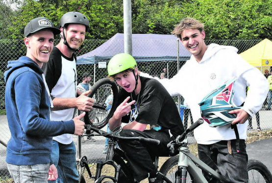Von den Profis eingeweiht: Bevor der Pumptrack für die Kinder freigegeben wurde, testeten mit Manuel Herrmann, Thomas Schumann, Jerome Hollinger und Serafin Dettwiler (v.l.n.r.) die Profis die Bahn. (Bilder: hg.)