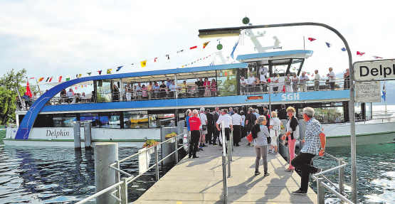 Grosser «Bahnhof» für die MS Delphin am Schiffsteg im Heimathafen Meisterschwanden. Ein neues Erscheinungsbild auf dem Hallwilersee, das durch einen eleganten Bogen akzentuiert wird. (Bilder: msu.)