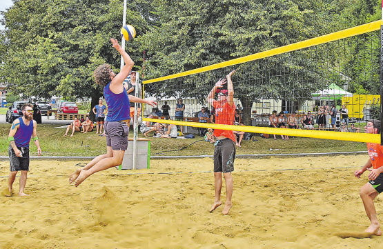 Angriffe am Netz geblockt: Robert Krauss (Beach Buddies) versucht zu punkten, Andreas Schenk vom Finalistenteam Fanta 4 den Ball abzuwehren. (Bilder: aw.)