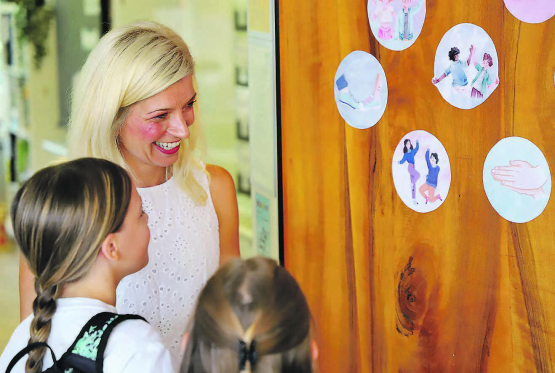 Eine freundliche Begrüssung am ersten Schultag nach den Sommerferien: Lavinia Olariu begrüsst ihre Fünftklässler und lässt sich zeigen, mit welcher Geste sie begrüsst werden möchten. (Bilder: rc.)