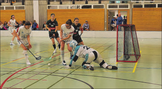 Die Stürmerin Milva Lüscher (Bildmitte) traf zwei Mal. (Bild: Roland Jaus)