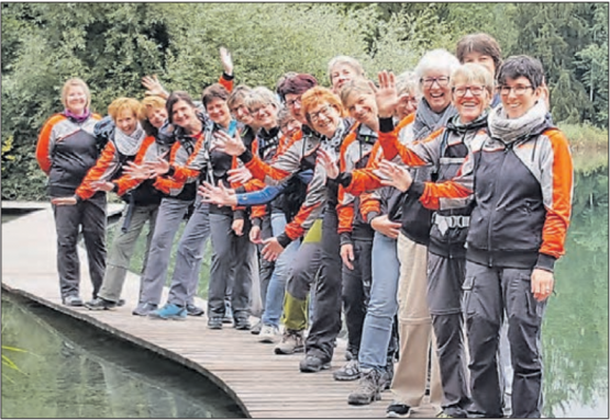 Ausgerüstet mit Schirm und Regenbekleidung: Der Frauenturnverein Oberkulm bei ihrem Ausflug zum «Little Swiss Canyon». (Bild: zVg.)