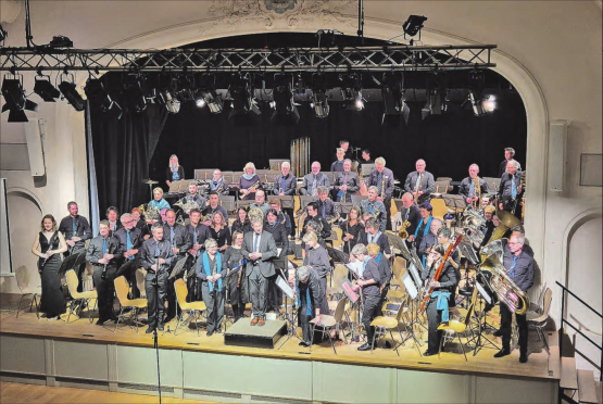 Das Harmonieblasorchester Musixmax begeisterte das Publikum nicht nur mit seinem musikalischen Können, sondern überzeugte auch mit reichlich Humor und Kreativität. (Bild: jaf.)