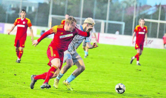 Mit Händen und Füssen gegen die Niederlage gewehrt: Matej Féher vom SC Schöftland (links) im Laufduell mit Windischs Alija Hadziarapovi. (Bild: Otto Lüscher)