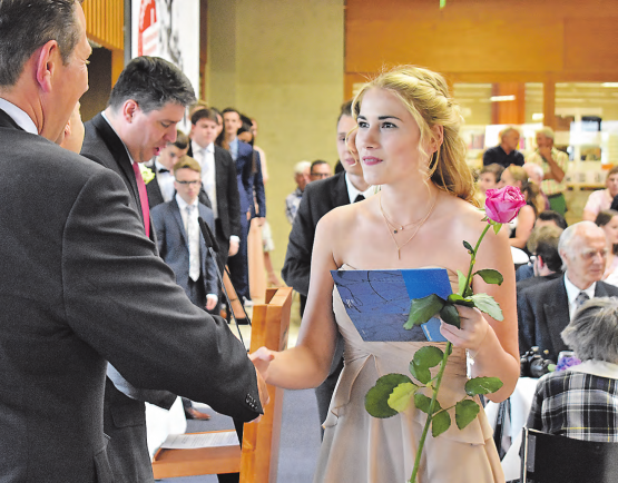 50 Maturanden haben es geschafft und konnten an der Maturafeier ihre Zeugnisse entgegen nehmen, im Bild Viktoria Balzer aus Beromünster. (Bilder: hg.)