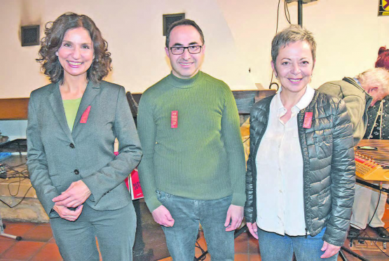 Zwei starke Stimmen zum 1. Mai: Nationalrätin und Ständeratskandidatin Gabriela Suter (l.) und Nationalratskandidatin Lucia Lanz, dazwischen Mehmet Isik, Vorstandsmitglied der SP Bezirk Kulm, der die Rednerinnen jeweils ankündigte.. (Bilder: aw.)