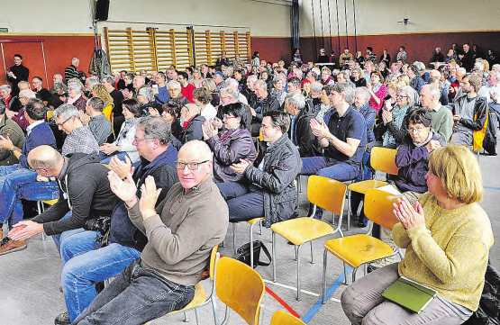 Wildobst-Arboretum weckt Interesse: Das Eröffnungsfest in der Turnhalle Dürrenäsch mobilisierte das Publikum in Scharen. (Bilder: msu.)