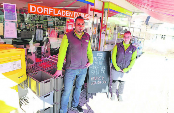 Filialleiter Josef «Sepp» Büeler und Mitarbeiterin Stefanie Pfanner freuen sich, dass sie die örtlichen Vereine mit der Aktion «Schmiedrued für Schmiedrued» unterstützen können (Bild: rc.)