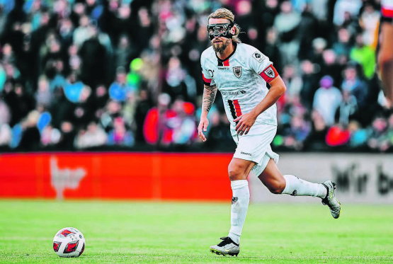 Der Mann mit der Maske: Olivier Jäckle ist nach seinem Zusammenprall mit dem Kopf von Badens Alexandre Pasche wieder im Einsatz. (Bild: Sarah Rölli)