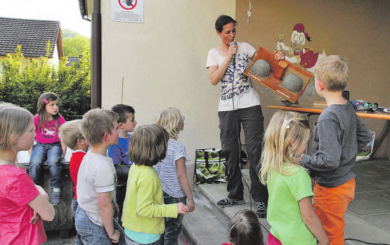 «Schwalbe sind willkomme do»: Referentin Stefanie Michler von der Vogelwarte gab mit viel Anschauungsmaterial und im intensiven Dialog mit den kleinen Schwalbenfreunden allerlei Wissenswertes weiter. (Bilder: zVg.)