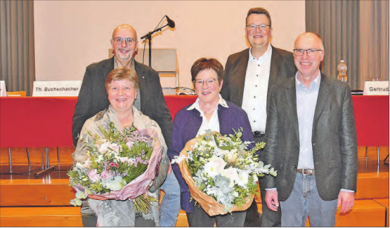 Nach drei Amtsperioden ist Schluss: Für Anja Gestmann und Trudy Müller (rechts) war es die letzte Gemeinde ver sammlung, Ammann Thomas Buchschacher, Daniel Wehrli und Andres Wälty (v.l.) warten gespannt auf die neuen Gemeinderatsmitglieder. (Bilder: Alfred Weigel)