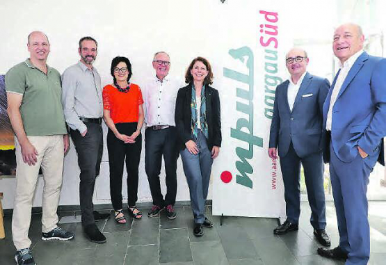 Die Protagonisten des Tages: (v.l.) Fotograf Markus Eichenberger, Regisseur Simon Eichenberger, Moderatorin Regi Sager, Erzähltal-Projektleiter Hans Ruedi Eichenberger. Karin Faes, Präsidentin aargauSüd impuls, Hotelier Marc Eichenberger und Herbert Huber, Geschäftsleiter aargauSüd impuls.