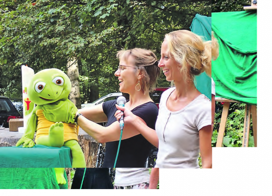 «Kiki» wurde wiedergefunden. Sarah Grau und Sandra Geissbühler erzählten eine Geschichte rund um die kleine Kröte. (Bild: zVg.)