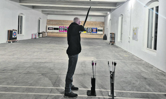 Christian Rein, der Präsident des Bogenklubs Suhrental zeigt nicht nur beim Erklären Geduld, auch beim Schiessen bewies er ein ruhiges Händchen.