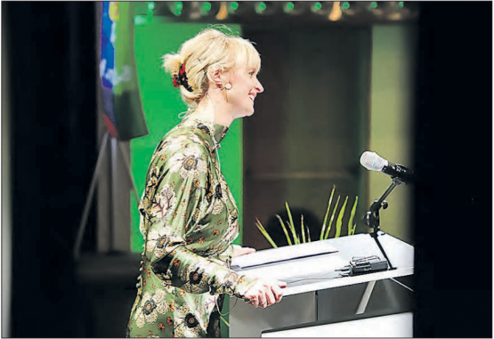 Bezirkspräsidentin Barbara Borer-Mathys führte durch den Abend, hielt selber eine kräftige Rede und kündigte die nächsten Redner an.