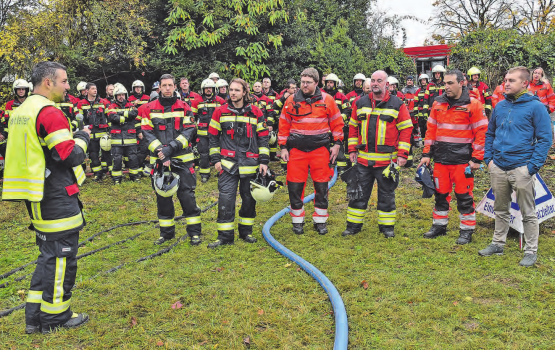 Beförderungen und Verabschiedungen durch den Kommandanten: Markus Hofer und Timon Oppliger (links), Dritter von rechts Martin Rohrer. (Bilder: Alfred Weigel)
