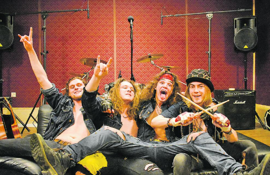 Voltage Arc im neuen Proberaum (v.l.): Julian Stein (Bass) Merlin Eichenberger (Gitarre),Toni Hörner (Gesang) und Timon Forrer (Schlagzeug). (Bilder: zVg.)