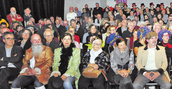 Volles Haus im Stiftstheater Beromünster: Die Buchvernissage von Ludwig Suters neustem Werk geriet zu einem gesellschaftlichen Ereignis. (Bilder: msu.)