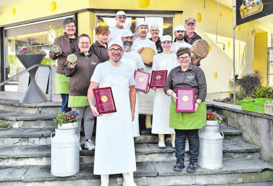 Grosse Auszeichnung für tadellose Teamarbeit: Medaillensegen für das Team der Fläcke-Chäsi. (Bilder: Martin Sommerhalder)