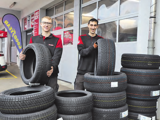 Inhaber Stephan Von Gunten (links) mit dem Lernenden Gavin Harder. Reifen wechselt man bei der Event Garage GmbH in Zetzwil – den Service gibts für Autos aller Marken. (Bild: rc.)