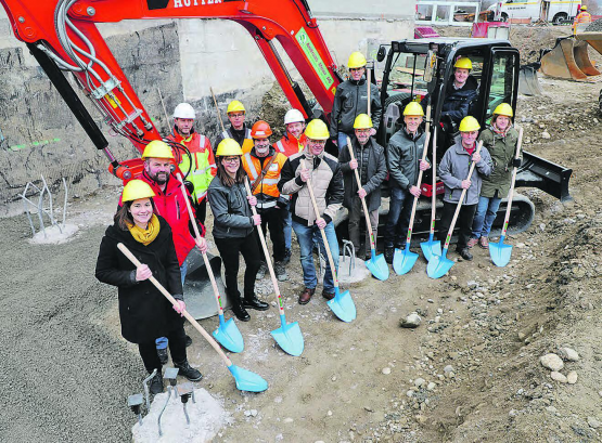 Beim «Spatenstich» dabei waren die Vertreter des Verwaltungsrates und der Geschäftsleitung Landi Aarau-West, Planer und Bauausführer.