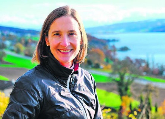 Sabine Balmer-Wasser geniesst den Blick vom Rügel bei Seengen auf den Hallwilersee. (Bild: Alois Balmer)