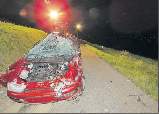 Verkehrsunfall mit einem Schwerverletzten: In Birrwil geriet ein Auto an eine Böschung und überschlug sich. (Bild: pz.)