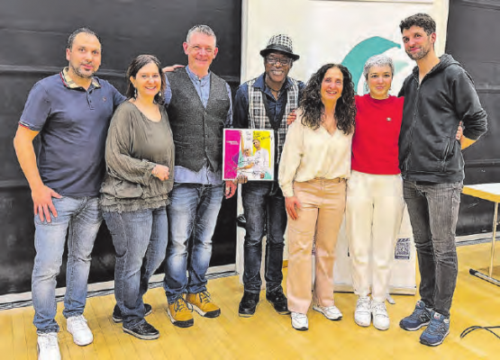 Von links nach rechts: die KUKO-Mitglieder Marco Huggenberger, Meltem Price, Ulrich Price, Ignatius Ounde und Rosetta Schifano sowie das Carrousel-Duo Sophie Burande und Léonard Gogniat. (Bilder: zVg.)